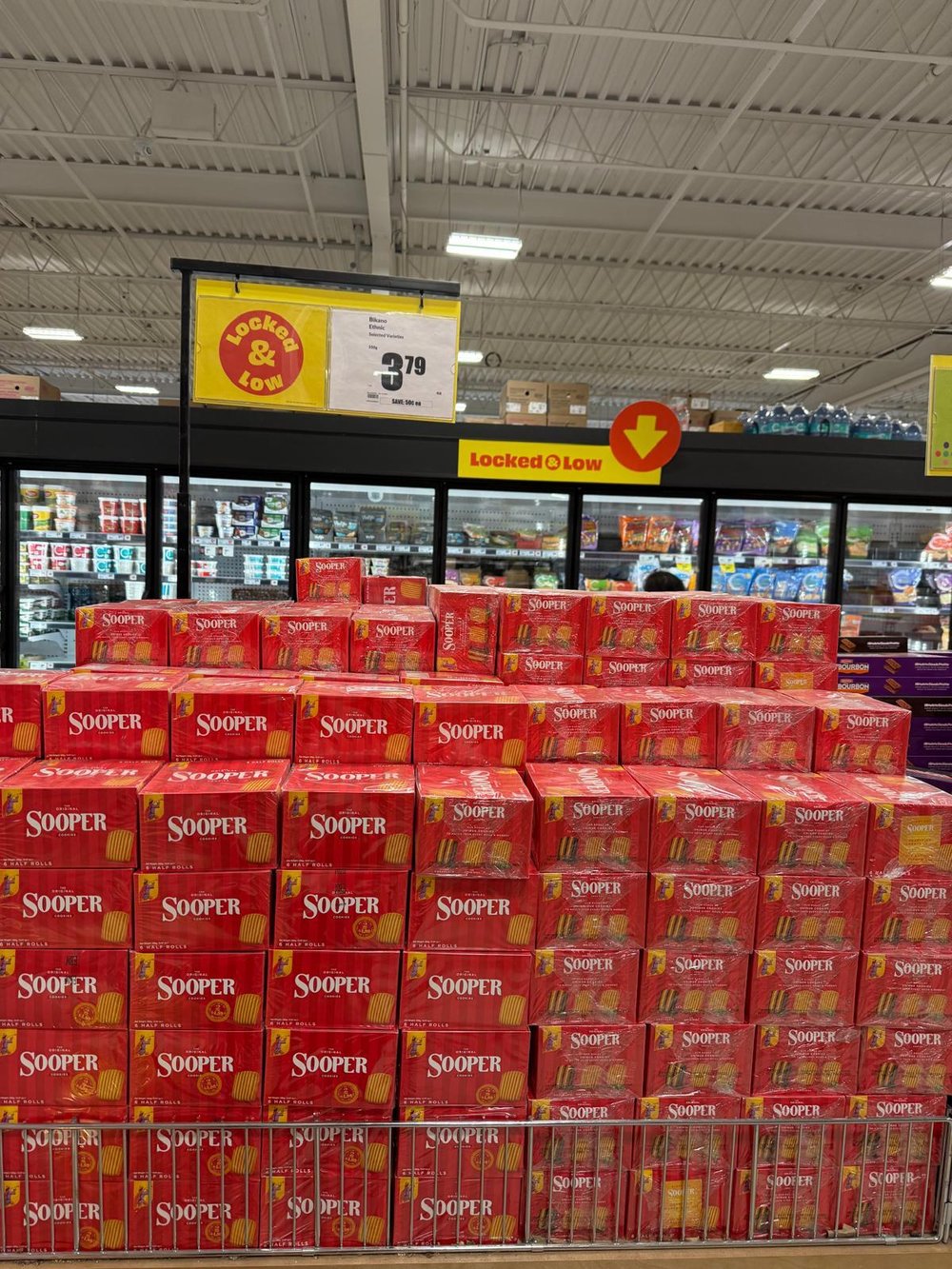 EBM Sooper bulk display — mainstream Canadian grocery